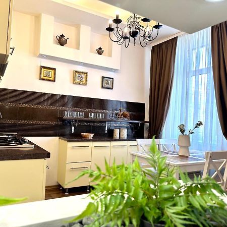 Lux Apartments In The City Center With A Coffee Machine, View Of A Theater, Near Zlata Plaza リウネ エクステリア 写真