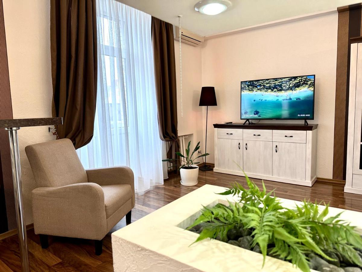 Lux Apartments In The City Center With A Coffee Machine, View Of A Theater, Near Zlata Plaza リウネ エクステリア 写真