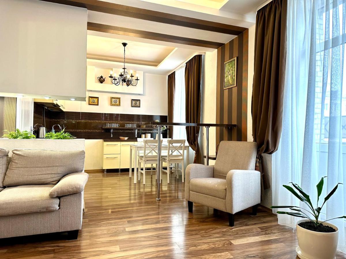 Lux Apartments In The City Center With A Coffee Machine, View Of A Theater, Near Zlata Plaza リウネ エクステリア 写真