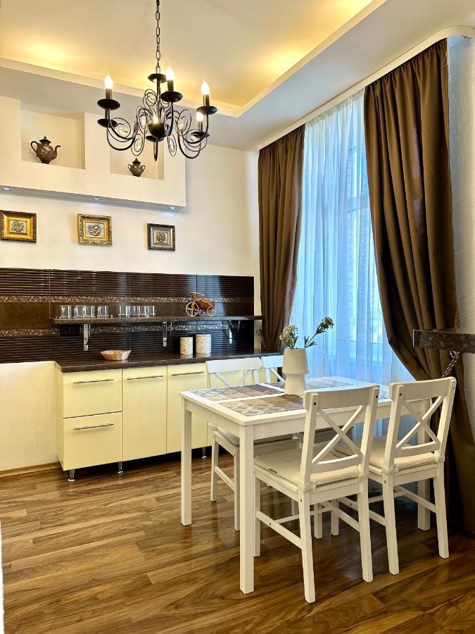 Lux Apartments In The City Center With A Coffee Machine, View Of A Theater, Near Zlata Plaza リウネ エクステリア 写真